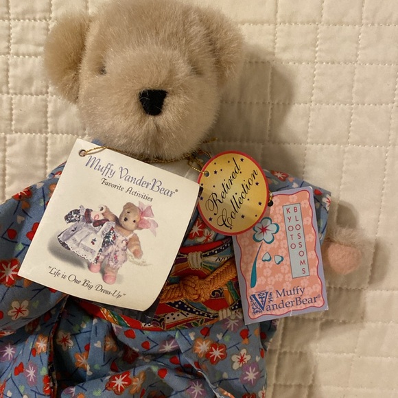 Muffy Vanderbear , Kyoto Blossoms collectible bear - Picture 3 of 4